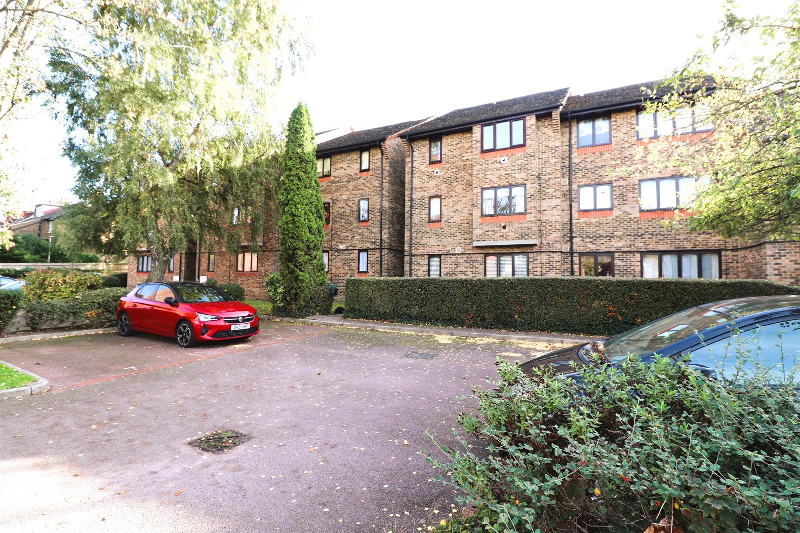 Apartment for sale in Chiltern View Road, Uxbridge Cameron