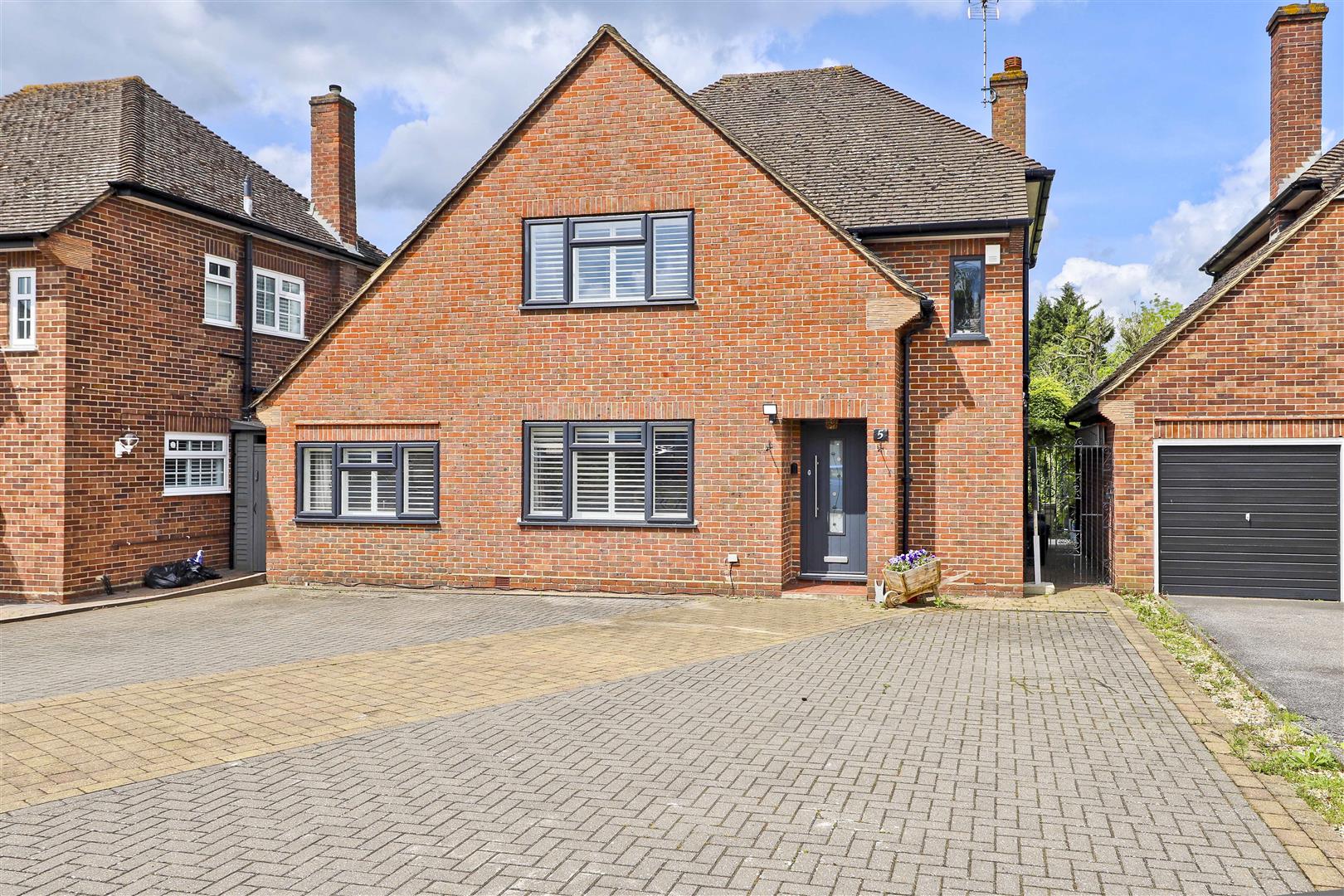 3 bedroom House Detached for sale in Croft Close, North Hillingdon
