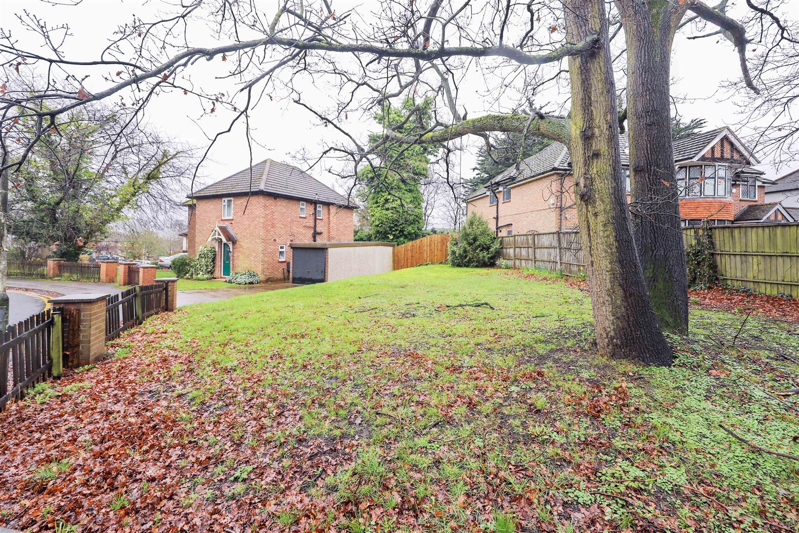 4 bedroom House Detached for sale in Swakeleys Road, Ickenham Cameron