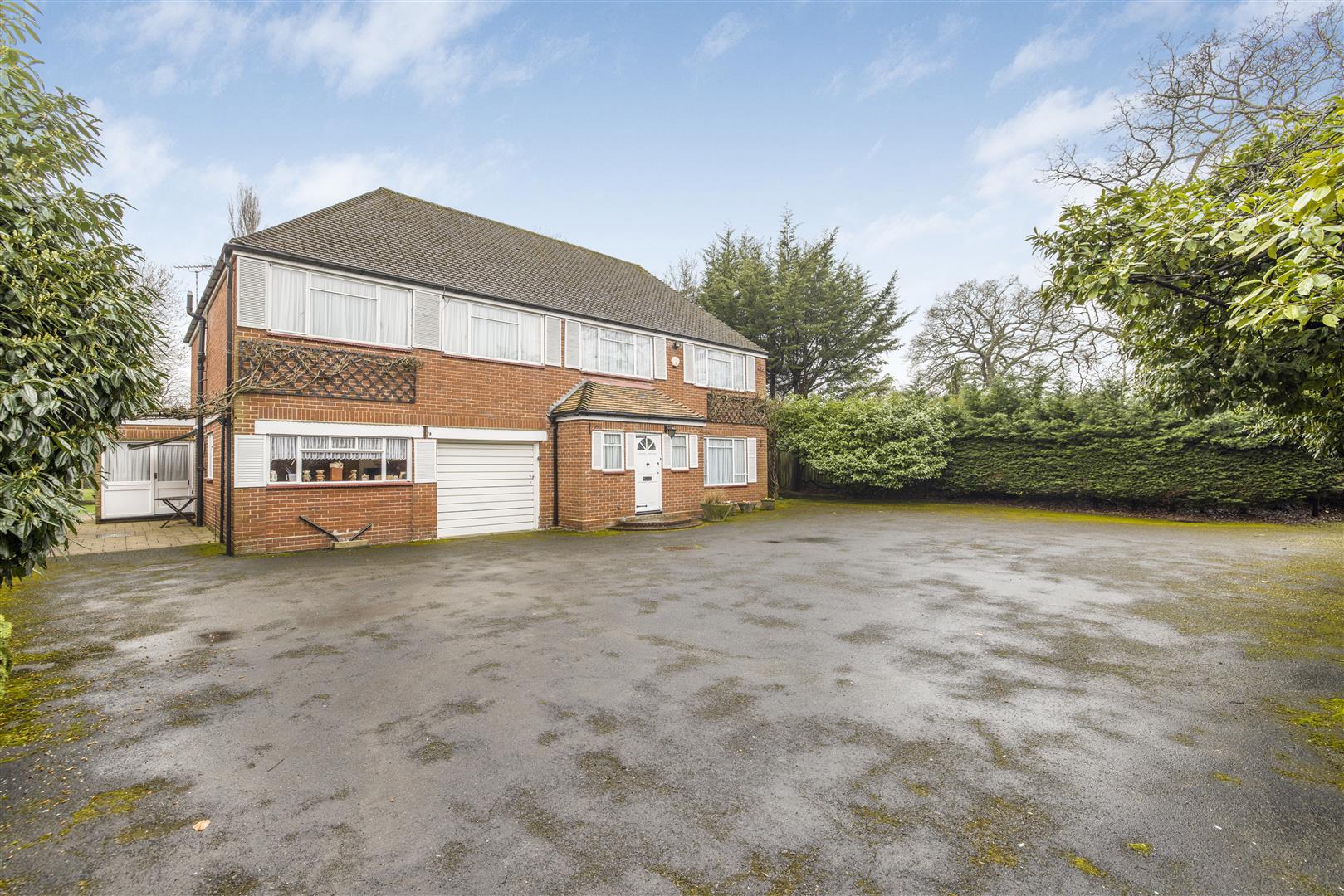 5 bedroom House Detached for sale in Vine Grove, North Hillingdon