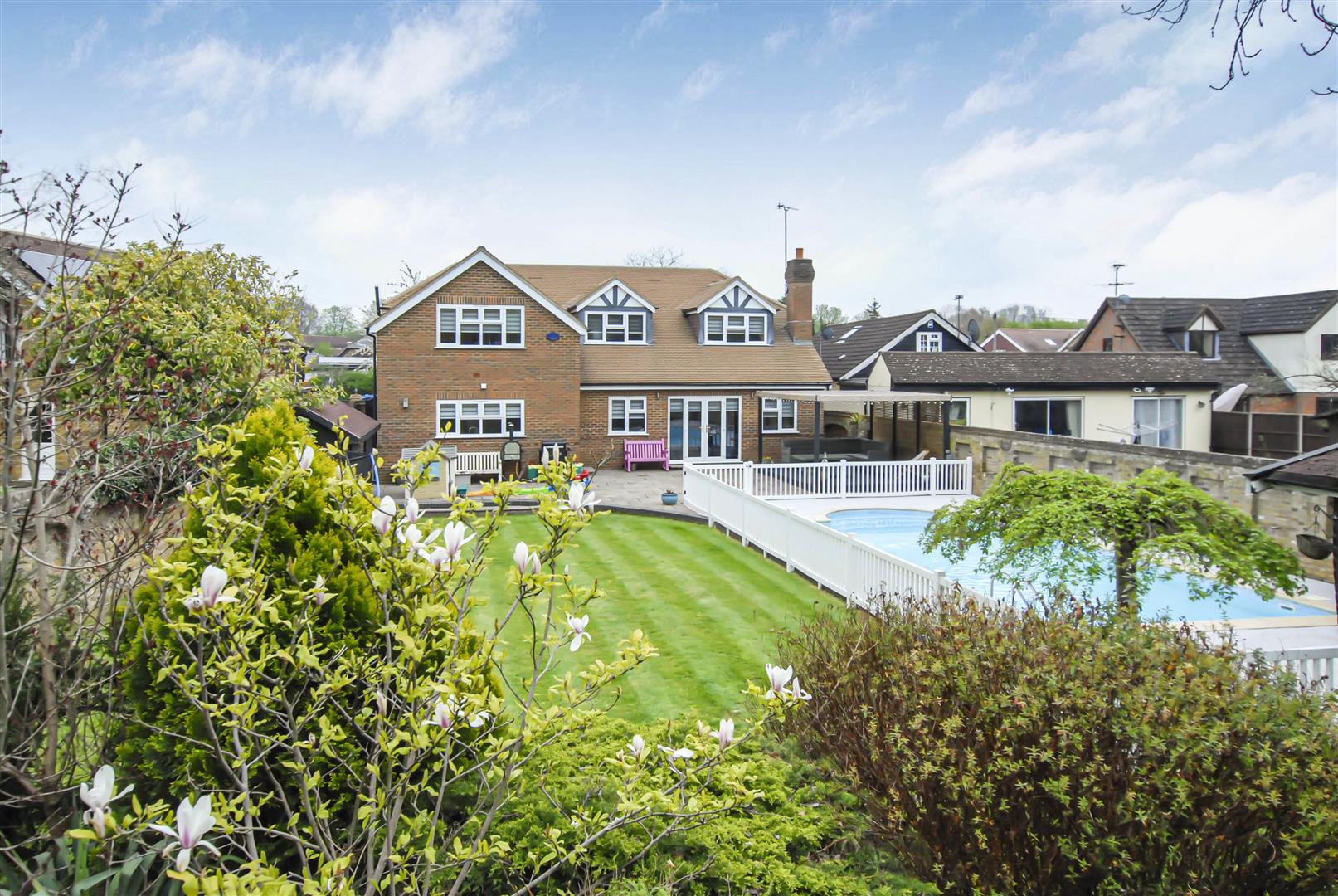 5 bedroom House Detached for sale in Willow Crescent West, Denham